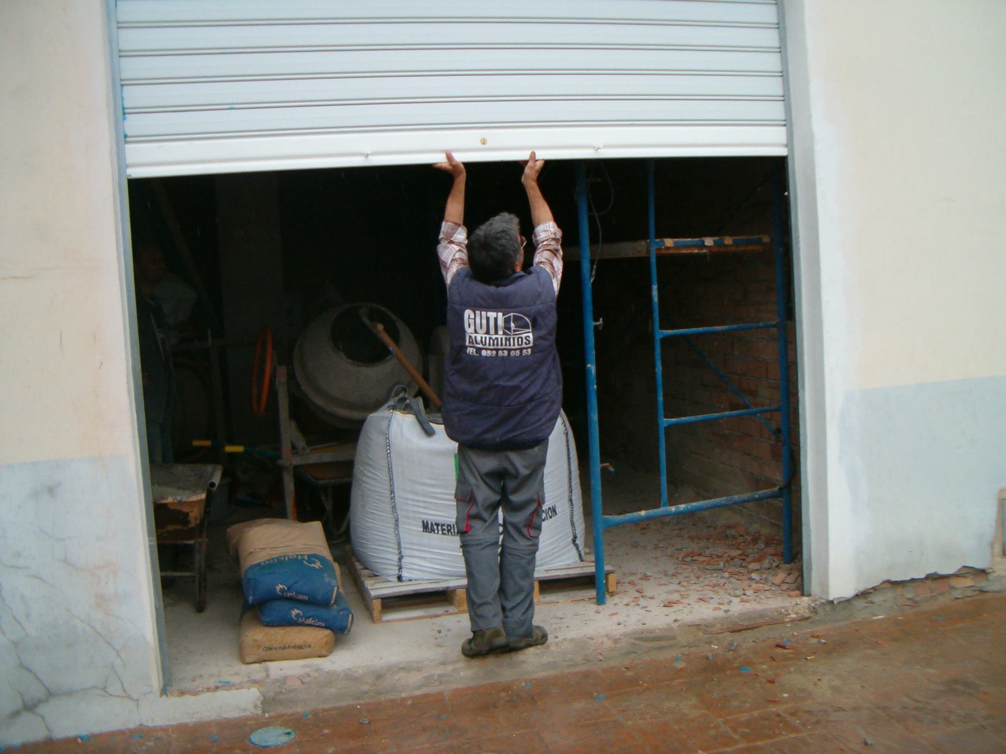 Puerta de garaje enrollable instalada en Malaga | aluminios Guti s,c,a