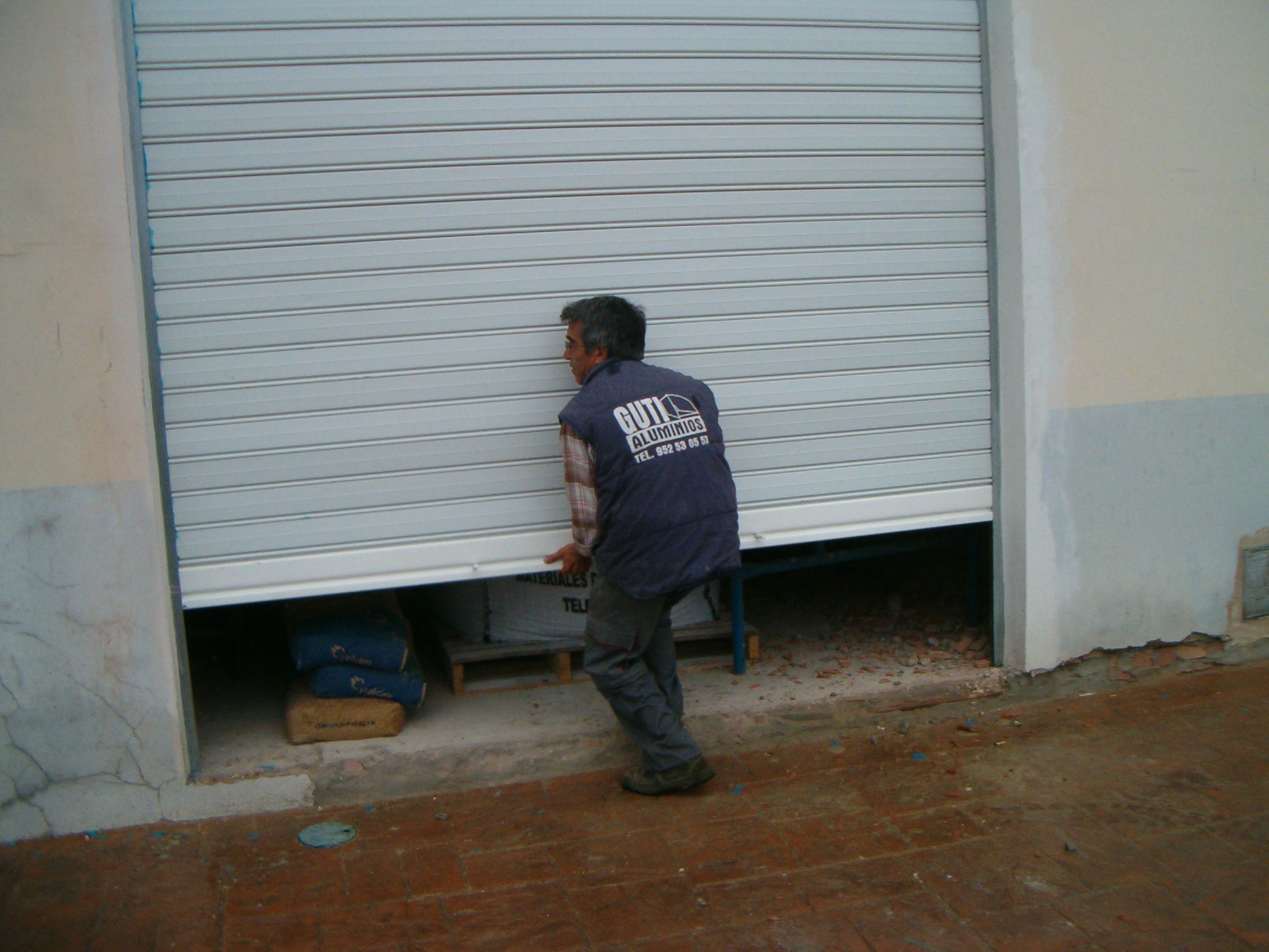 Puerta de garaje enrollable instalada en Malaga | aluminios Guti s,c,a